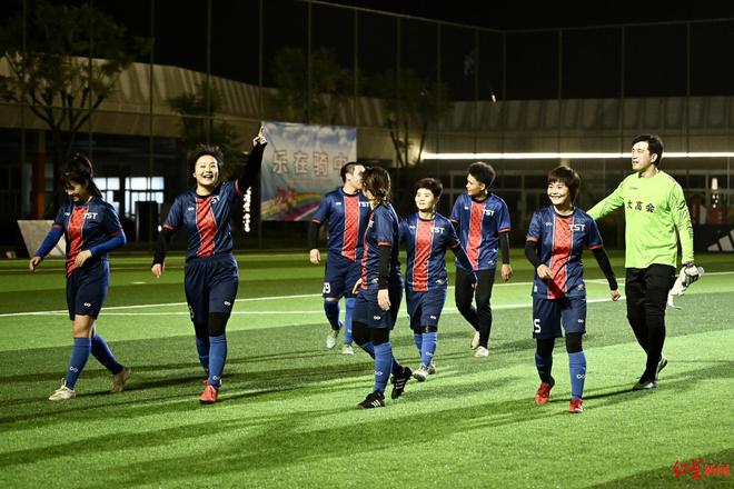 包含足球传奇再度登场，观众期待一场精彩表演的词条