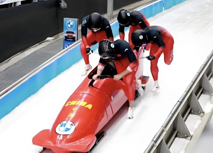 德国雪车选手稳扎稳打冲刺成功 