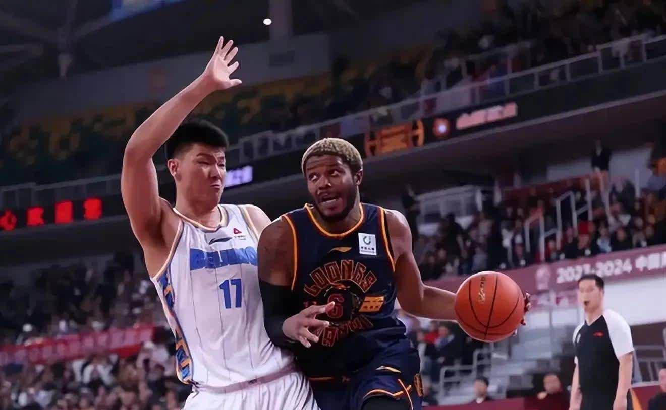 本季球员表现卓越，争夺季后赛席位 